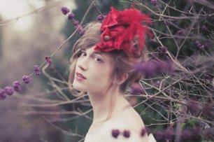 Большой цветок - аксессуар для прически невесты