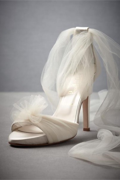 Туфли невесты с воздушной тканью
