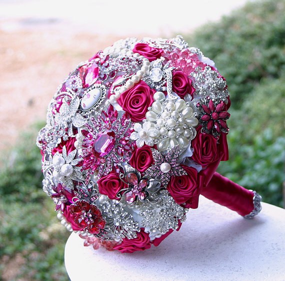 Невероятный букет невесты из цветов и драгоценностей