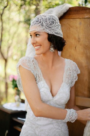 Чепец и платье невесты из одного кружева