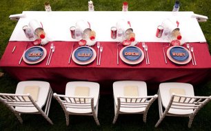 Оформление стола двухцветной скатертью