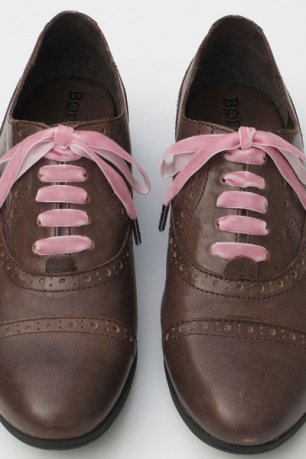 Ботинки жениха с яркими шнурками