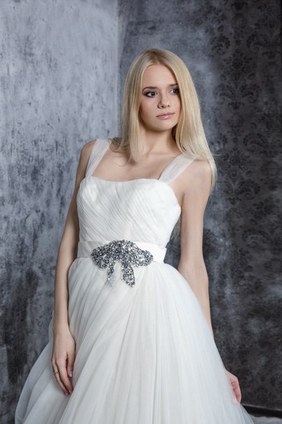 Платье невесты с украшением на талии