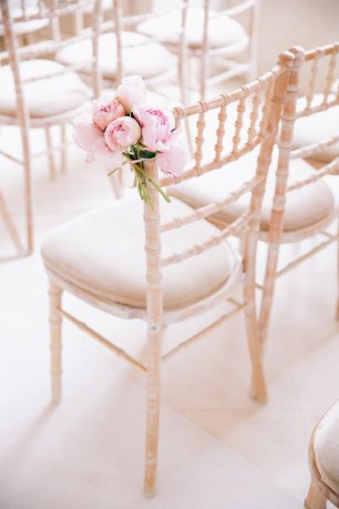 Декор стульев цветами