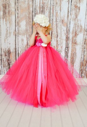 Цветочная девочка в платье с пышной юбкой