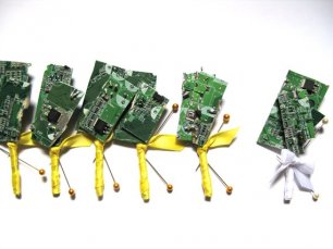 Бутоньерки-микросхемы