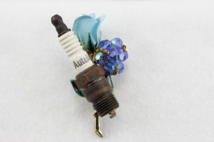 "Железная" бутоньерка жениха