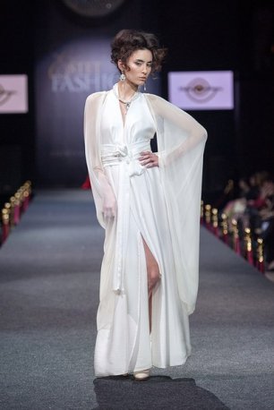 Платье невесты с накидкой