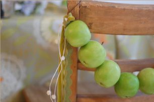 Декор стульев свежими фруктами