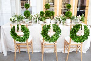 Декор стульев: венок