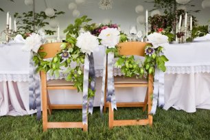 Декор стульев из живых цветов