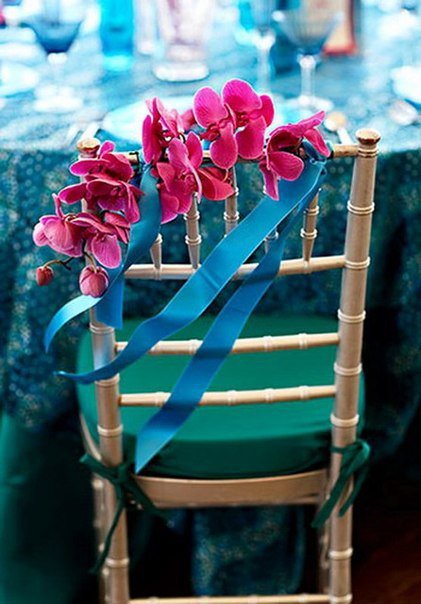Декор стульев цветами и лентами