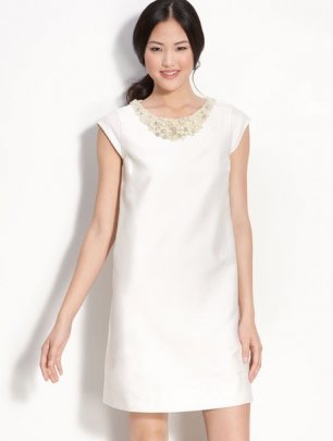 Платье невесты простого кроя с декорированным воротником