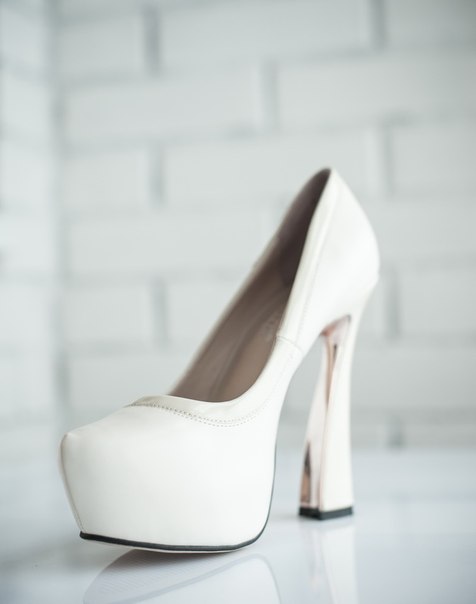 Туфли невесты с асимметричным каблуком