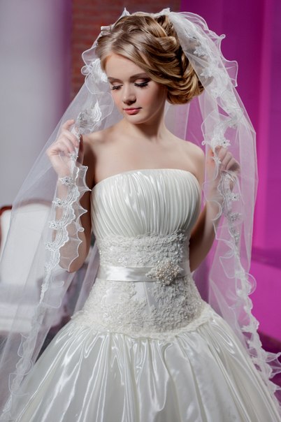 Платье невесты с разными текстурами