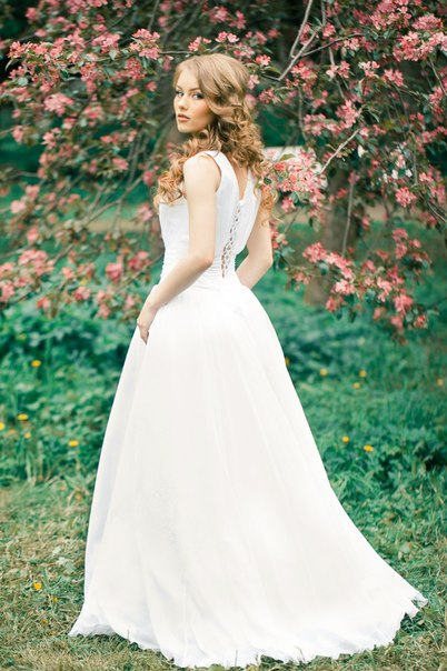 Платье невесты с изящным дизайном спины