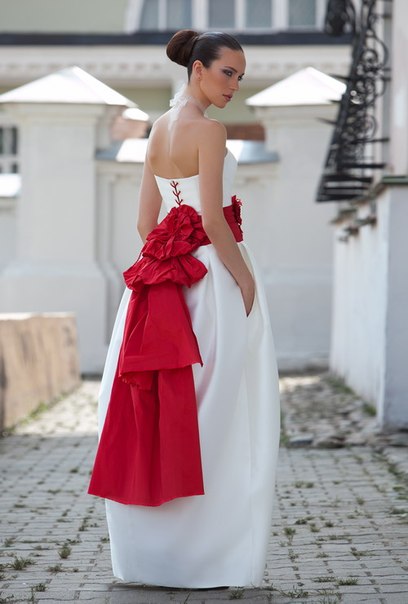 Платье невесты с необычным поясом-шлейфом