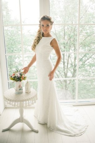 Платье невесты с закрытым верхом