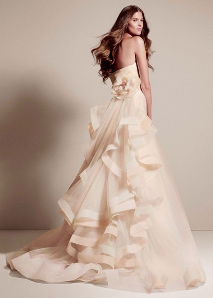 Роскошный шлейф на платье невесты