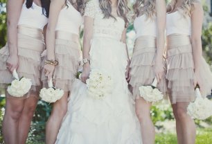 Одинаковые образы подружек невесты - платье с многоярусной юбкой