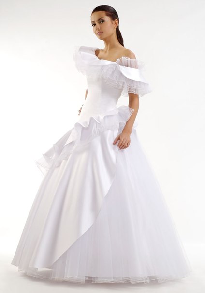 Свадебное платье с замысловатым кроем
