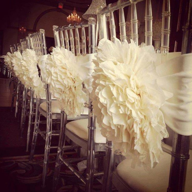 Декор стульев - тканевый цветок