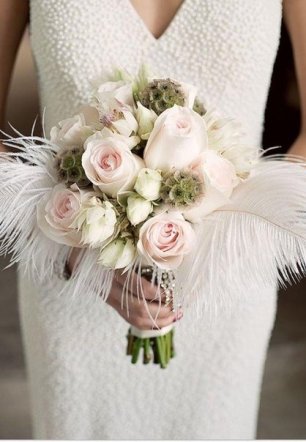 Букет невесты, украшенный перьями
