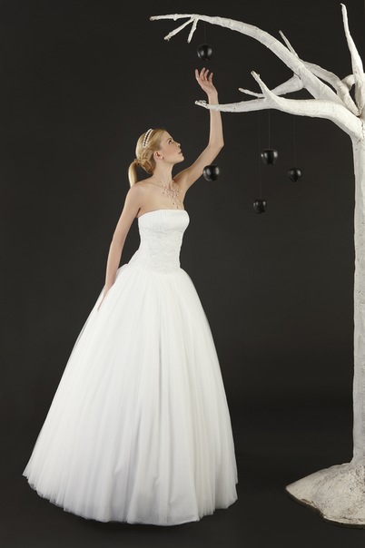 Лаконичный дизайн платья невесты