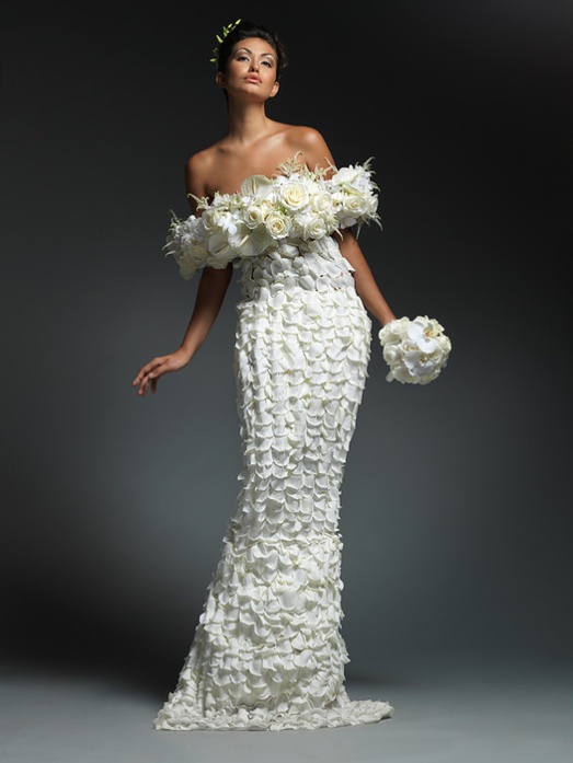 Свадебное платье сложного кроя с цветочными деталями