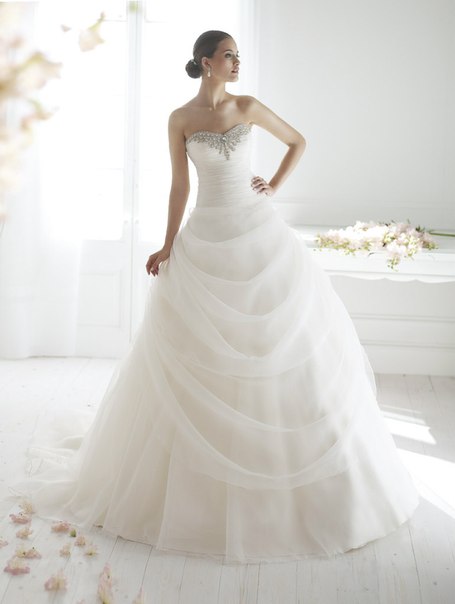 Платье невесты с горизонтальным тканевым декором