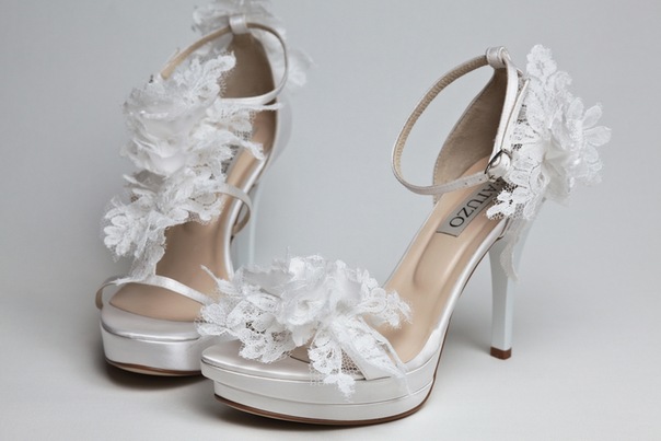 Туфли-босоножки невесты с кружевом