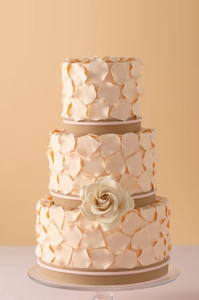 Свадебный торт, украшенный "лепестками роз"