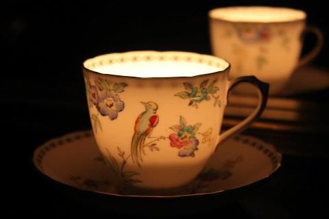 Чашки со свечами как декор