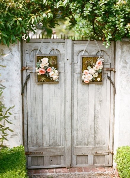 Декор для фотосессии - двери с цветочными композициями