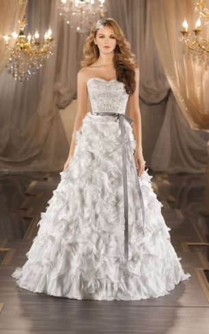 Платье невесты с разными текстурами