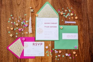 Приглашения в разноцветных конвертах