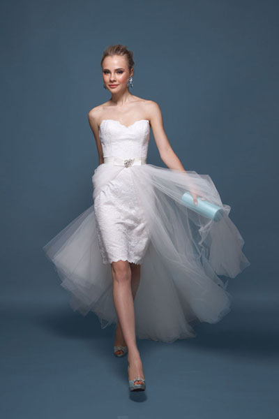 Платье-футляр невесты с летящей юбкой