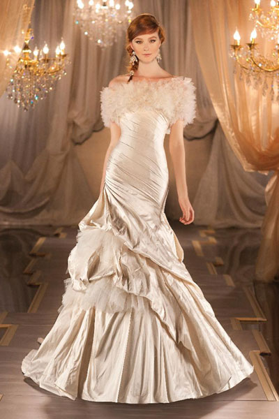 Платье невесты с опущенными плечами из меха