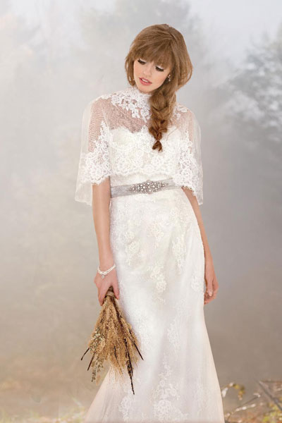Платье невесты с прозрачной накидкой и сверкающим поясом
