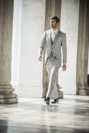 Светлый костюм-тройка жениха