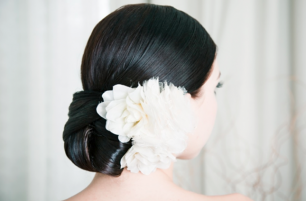 Цветы в прическе невесты