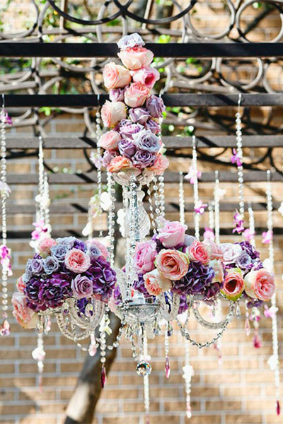 Свадебный декор: люстра и цветочные композиции