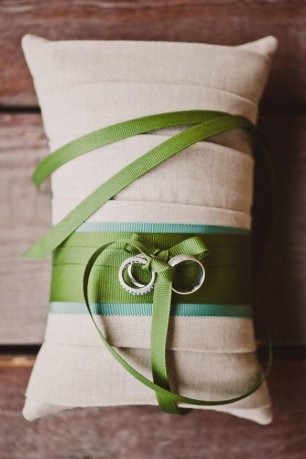 Подушечка для колец с лентами