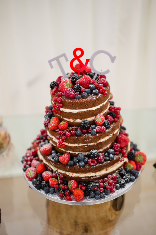 Свадебный торт со свежими ягодами