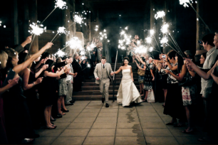 Приветствие молодоженов бенгальскими огнями