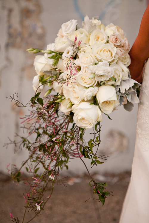Каскадный букет невесты из белых цветов