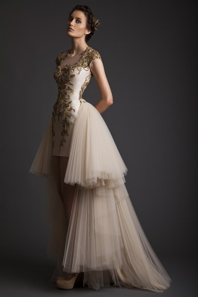 Асимметричное платье невесты со шлейфом