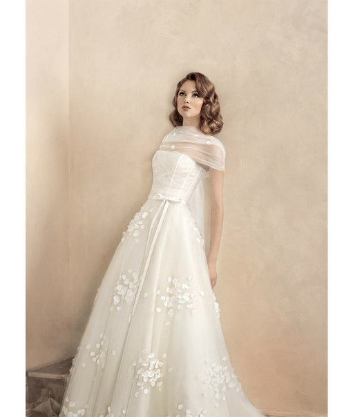 Платье невесты с вышивкой и полупрозрачным верхом