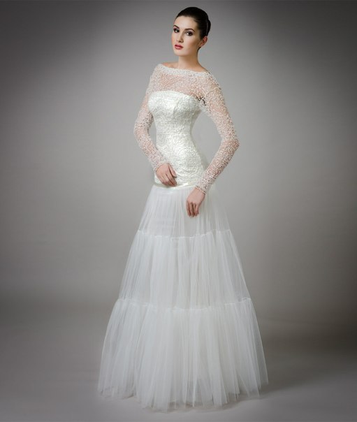 Платье невесты с удлиненным корсетом и длинными рукавами