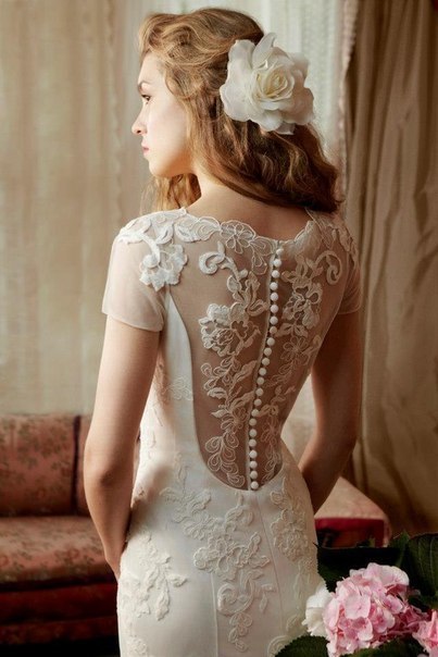 Платье невесты с длинным рядом пуговиц на спине